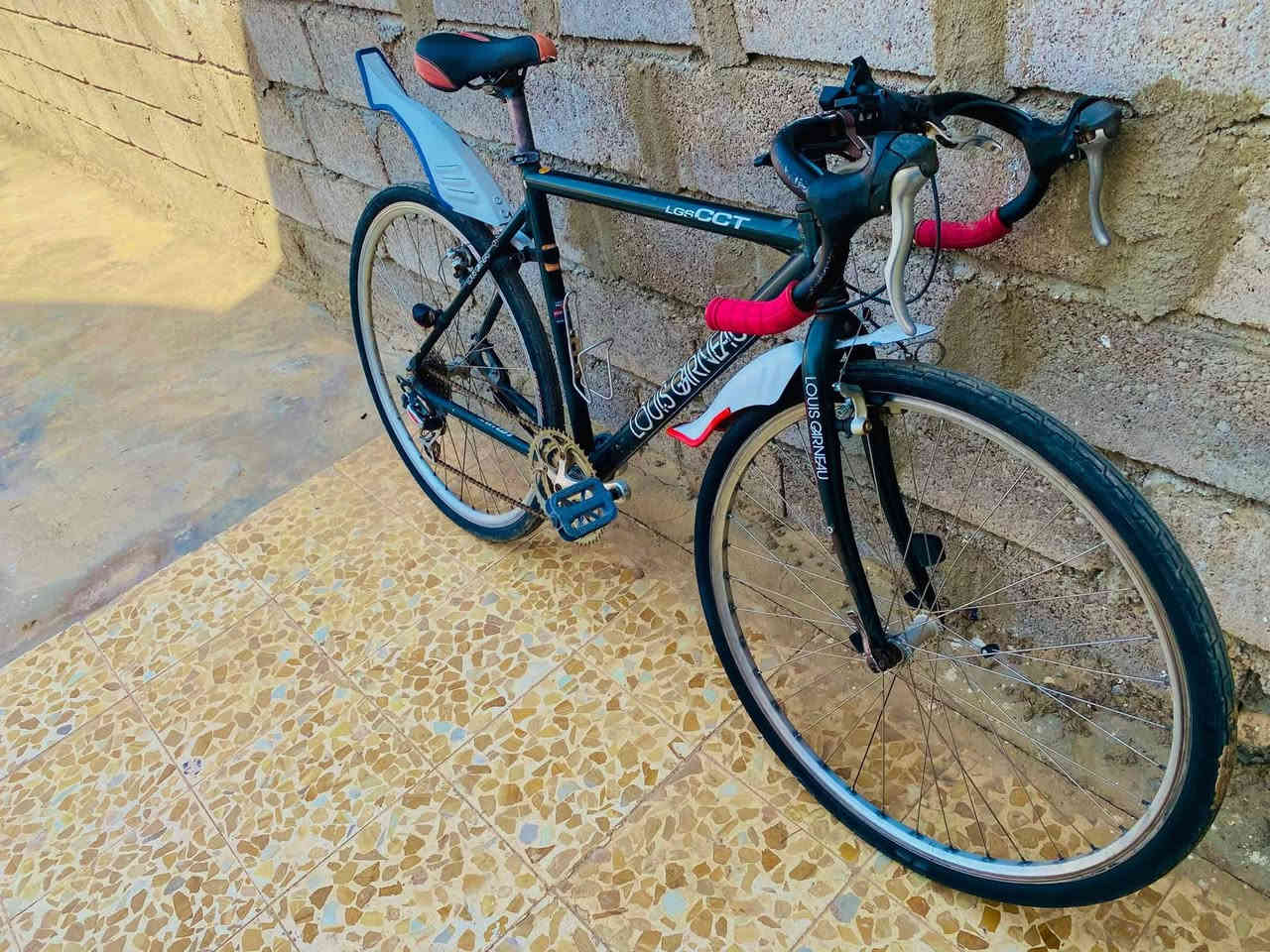 سلام عليكم 
متاح بايسكلات عدد ثنين للبيع ماركات مشهوره
حجمهم 27 
لون الاول اسود والثاني ازرك 
كله شغال شرط ونضاف تايرات جوابه جدد 
نمرات كله شغال
سعر الاسود ب 90
سعر الازرك ب 60
وبيهم مجال للطيبين 
مكاني قريب حمدانيه 
للتواصل خاص او اتصال ***********
