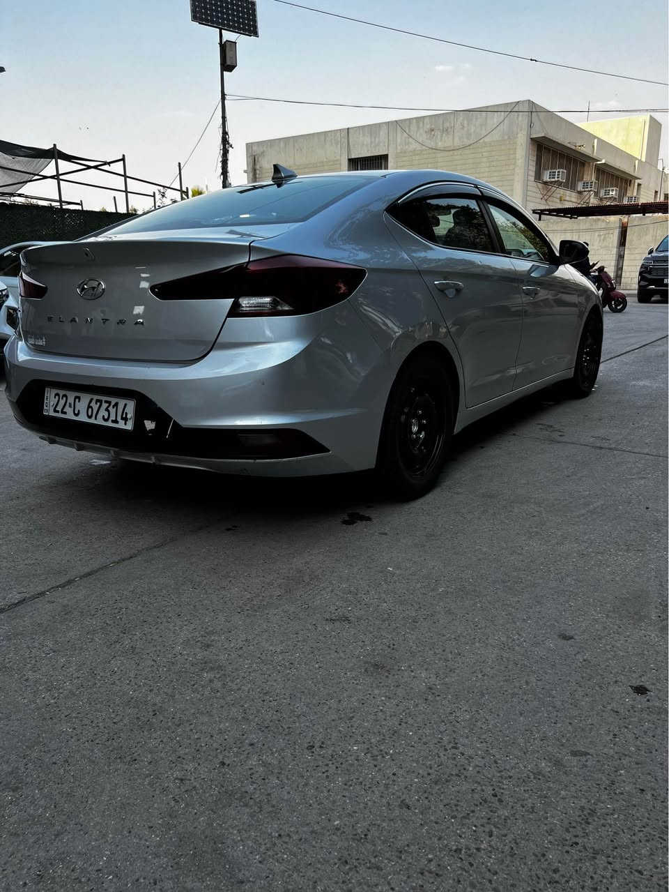 سلام عليكم النتره امريكيه 2019 سيارة جديده كل نقص مابيه محرك وكير وتبريد وتدفئه مكفولات تخم تاير جديد بطاريه جديده رقم اربيل الجديد بسمي حادثه بل منشور بدون تبديل فقط البنيد مصبوغ وجاملغ اليمين ماشيه 92 
اشاير بل مري
لد امامي منضومه مال زنون عدسه
تدفئه بل كشنات والستيرن
كير AT بلادي محرك 2000 دوش
رادار امامي وخلفي 
السعر 125 وبيه مجال كلش بسيط 
مكان بغداد الصالحيه 
*********** حجر الصالنصه موجود بلادي بغداد, العراق
