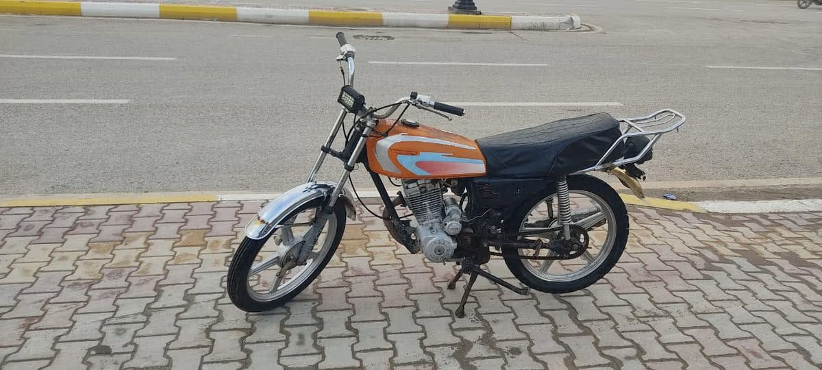 دراجه ٤ كير كلك نضيفه كلش 
المكينه مالت ستوته وكهربائيات شغاله وباتري جديد 
بس الصالنصه مزروفه
***********
