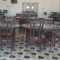 ميز طعام • ٤ كراسي • نظيف