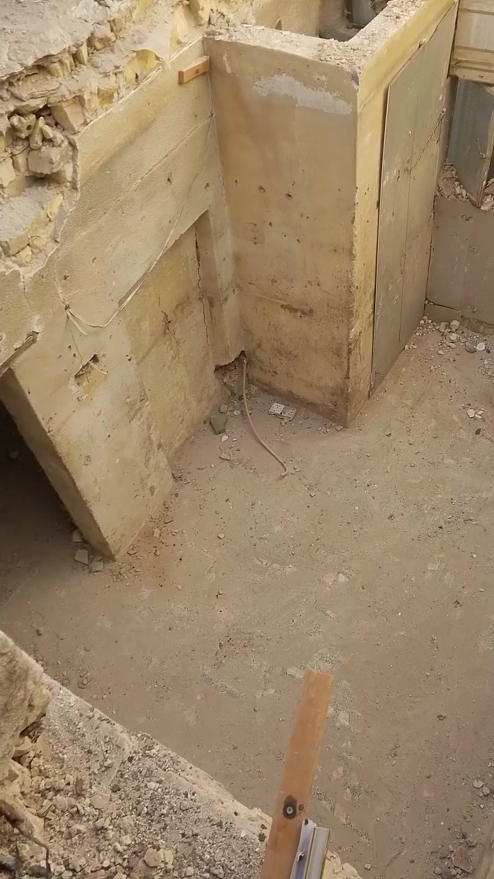 السلام عليكم كادر تفليش سقوف رباطات ارضية قلع وتكشير جدران للاتصال اخوكم ابو علي ***********
