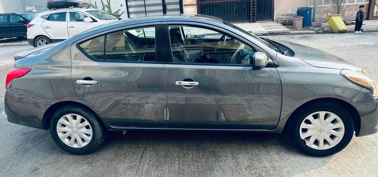 نیسان ڤێرسا مۆدیل 2018 
مواصفات SV 
رەنگ نەوتی 
تەنها دوو پارچەی بۆیاغە چاملغی پێشەوە لایی سەکن و بۆنیت بێ ناوگرتن و بێ ئیرباگ سیارەیەکی جوانە بێ مەسروفە و بێ کێشەیە 
هەززە و سنوی نیە و ژینگە و رێگا و بانی دراوە 
دەرگایی سەکن لای چامڵغ کەمێک بەساردی چاکرایتەوە 
تەنها 83000 مایل رۆشتووە
*********** أربيل, العراق
