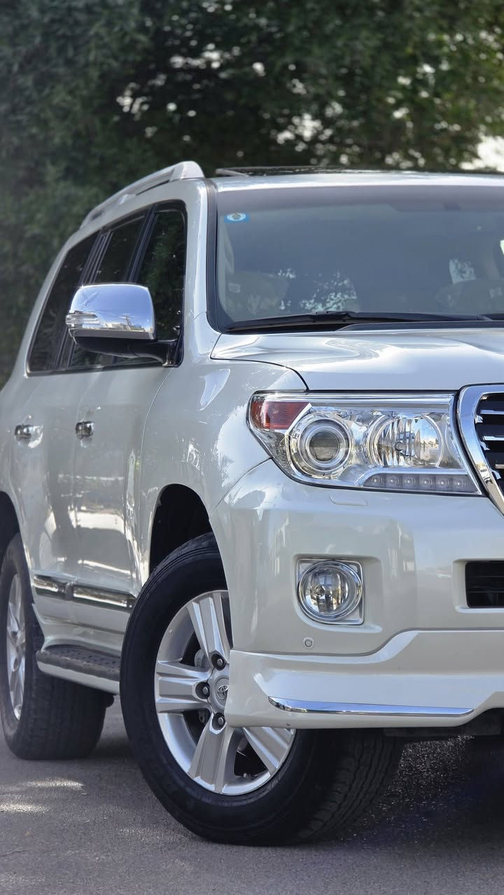 السلام عليكم 
لاندكروزر 2015 بريم رقم بغداد هزه جديد رقم جديد 
مواصفات السياره  ⬇️
بصمه تشغيل عن بعد  
فتحه
مري شفط معى قلاب 
كامره خلفيه حساسات امامي خلفي 
لد نهاري زراكات مصابيح 
السياره كفالة عامة عدا  مكانين بارد جاملغ امامي وبين الباب والجاملغ الخلفي عكس السائق  السعر (395)وبيها مجال 
مكان السياره بغداد السيدية 
للاستفسار ***********
