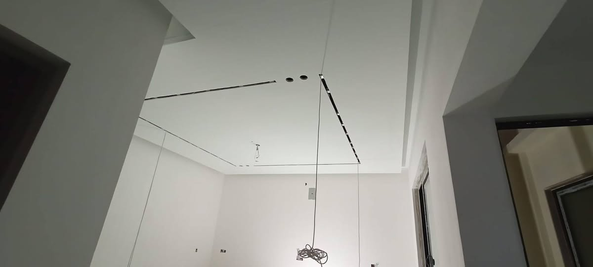 سلام عليكم احد أعمالنا بديكورات جبس بورد بأسعار مناسبة شغل درجه اولى تسليم مهندس ***********
والسقوف الثانويه 📍 
2_تغليف جدران بلاستك +ورق جدران✅
3_بديل رخام ⬛ +بديل خشب ⬜
5_ديكور بلازما 🔳
6_سحبات بورك🔲
8_اصباغ (المنازل +المباني) ⚪⚫
