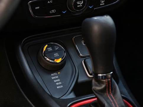 السلام عليكم الاخوان 
جيب كومباس فول فول المواصفات ١/١ كلين تايتل
موديل ٢٠١٨
لونين (برتقالي سقف اسود ) بلادي 
Jeep compass Limited 2018 trail houk(Clean Tiltle)

فول مواصفات للأخير   ماشيه 80 الف فقط

• المحرك والأداء: محرك 2.4 لتر 4 سلندر، بقوة 180 حصان، وعزم دوران حوالي

• ناقل الحركة: أوتوماتيك 9 سرعات (دفع رباعي 4x4).

• التصميم الخارجي: سقف أسود بلادي (توين كلاور)، لايت زينون/ليد، ويل كروم , صندوق شفط , بانوراما سقف دبل السلايد

• المواصفات الداخلية والتقنية: دواخل الكريمي (بلاد الشركة )شاشة كبيرة (10.1 بوصة) تعمل باللمس، نظام آبل كاربلاي/أندرويد أوتو، كشنات جلد (تدفئة/تبريد)، تشغيل عن بعد، بصمة، سماعات boost

• الأمان: رادار أمامي وجانبي، حساسات خلفية، كاميرا، وسائد هوائية متعددة.،+فور ويل يعني دبل اكسل بعد وهوايه مواصفات بيها

السيارة جديدة بمعنى الكلمة وبالواقع لونها بعد احلى من الصور وجاهزة 100% رقم و السنوية و هزة و فحص كله جديد

 تحويل + وكالة نفس اليوم

‏سعره خاص ‏‎للأستفسار هذا رقمي 

*********** بي واتساب أربيل, العراق
