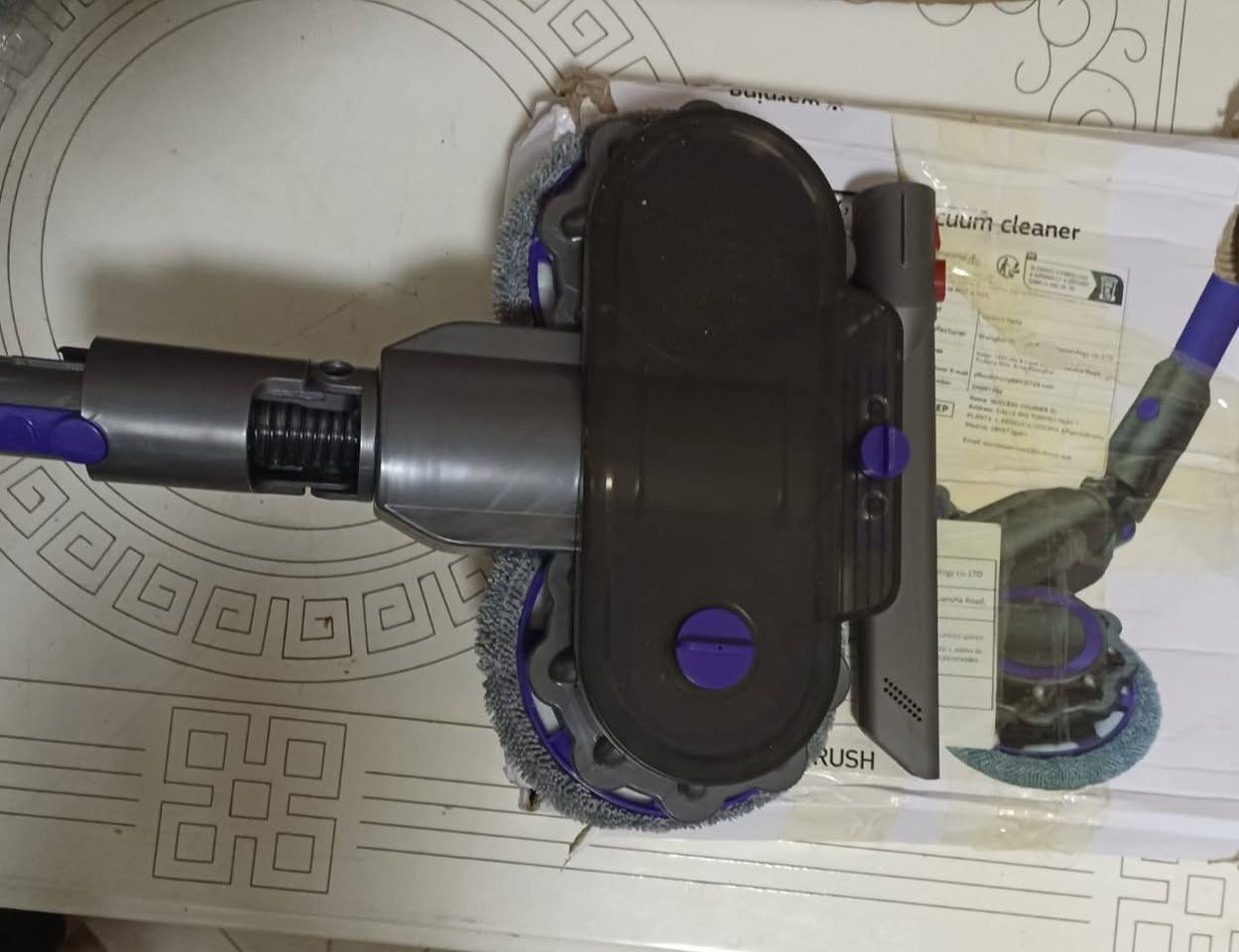 (كنس ومسح) 🧹🧼
هذه القطعة هي رأس ممسحة دوارة تركب على المكنسة الكهربائية لتجعلها تقوم بمهمتين في وقت واحد:
 * الكنس: شفط الأتربة والشوائب.
 * المسح والتلميع: رؤوس الميكروفيبر تدور بسرعة عالية لفرك الأرضيات (سيراميك، باركيه، رخام) وإزالة البقع وتلميعها.
النتيجة: تنظيف الأرضيات بعمق في نصف الوقت وبدون مجهود يدوي.
💬 للحجز والاستفسار يرجى مراسلة
📍 الموقع: الرفاعي.


**إذا كنت صاحب هذا الإعلان وتريد حذفه لأي سبب، رجاءا أرسل رسالة إلى الدعم الفني**