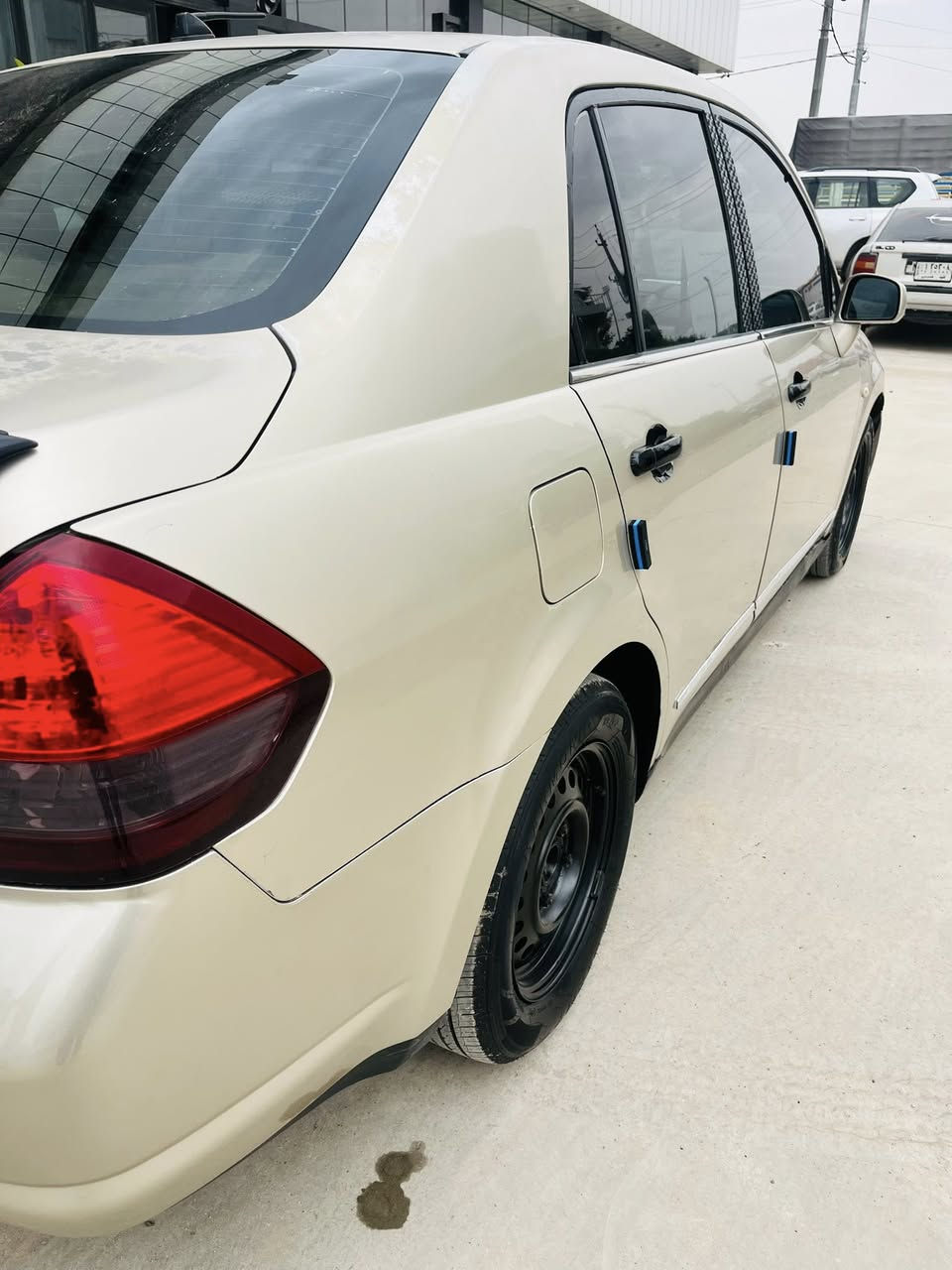 نيسان تيدا 
موديل ٢٠٠٩
لون  زهبى 
كه لار …..سليمانى
***********
