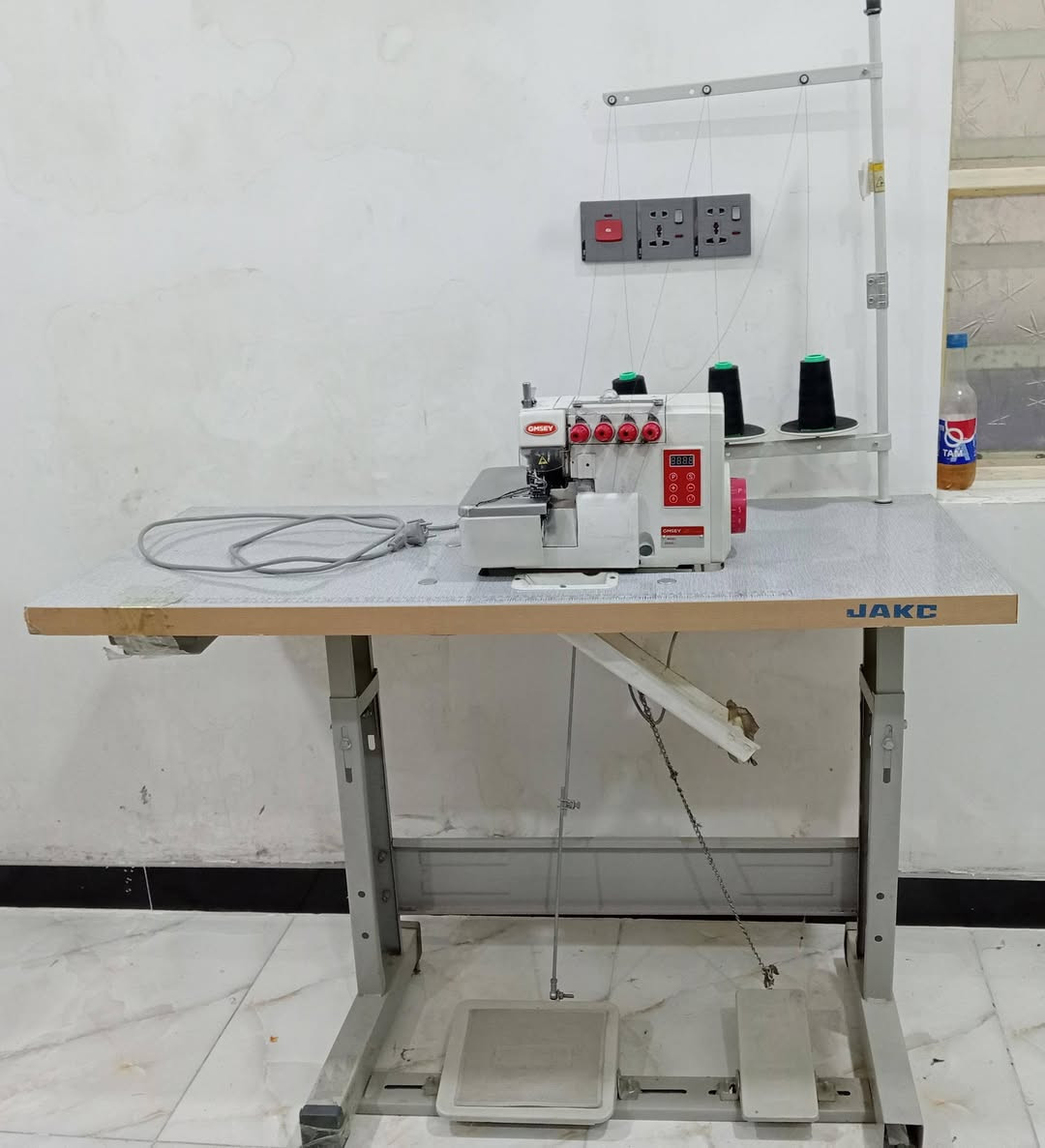 من رخصت مدير الكروب للبيع: ملكة السرفلة.. أوفر جمسي (GMSEY) صناعي نظيفة جداً وبسعر مناسب!
يا أهل الكار والذوق، للي يدور نظافة وعمل حقيقي، متوفرة حالياً ماكينة أوفر (سرفلة) ماركة جمسي الأصلية، غنية عن التعريف وبحالة الوكالة.
المواصفات اللي تريحك:
المحرك (الماطور): داخلي كاتم للصوت، يعني خياطة بهدوء وبدون ضجيج.
الاقتصاد: ما تسحب كهرباء (سحبها ربع أمبير فقط)، يعني تشتغل حتى على أصغر مولدة.
 وسريعه ومكان الإبرة.
الأداء: تخيط كل أنواع الأقمشة (الناعم والخشن) وبسلاسة عالية.
النظافة: الماكنة مخدومة ونظيفة جداً وجاهزة للشغل مباشرة.
علماَ تحتوي على5خيط 
المكان: بغداد.مدينه الصدر 
للاستفسار أو الشراء: (***********).
