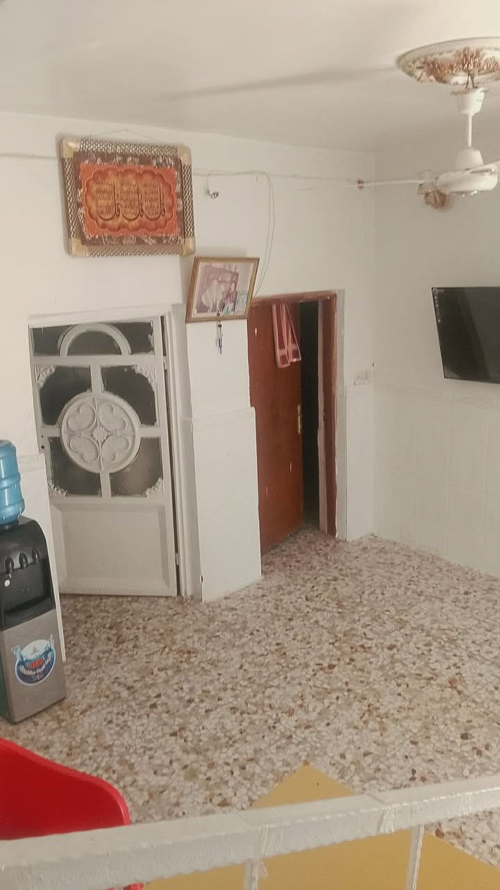 السلام عليكم بيت طابقين البيع 100م بحي العسكري شرع 30 يتكون من ثلاثة غرف نوم وصاله وستقبال ومطبخ و صحيات الاستفسار على هذا رقم *********** الاحد يجي خاص فقط تتصل على هذا رقم ***********
