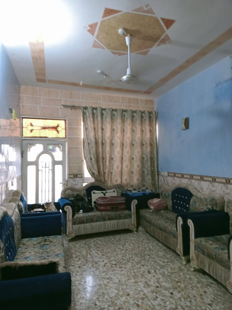 مشتمل بلفلاحية بقرب حسينية الرسول ظهر كورنيش الفلاحية ١٠٠ م قاطين
يتكون من غرف نوم عدد ٢
ستقبال مطبخ صالة
صحيات
منور
بسعر ٩٢ وبي مجال 
***********
