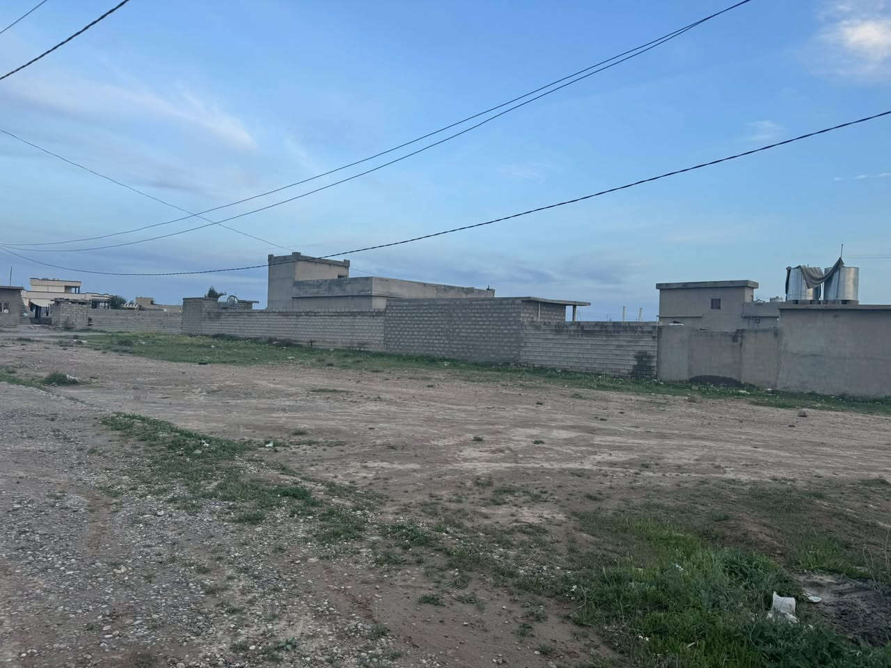 توجد قطعة ارض للبيع المساحة ٦٠٠ متر
خلف مول الزاب
السعر ١٥ مليون  ويمكن بيع اقل من ذلك
تبعد عن الشارع الرئيسي ٥٠ متر  
للأستفسار اكثر اتصل على الرقم ***********
