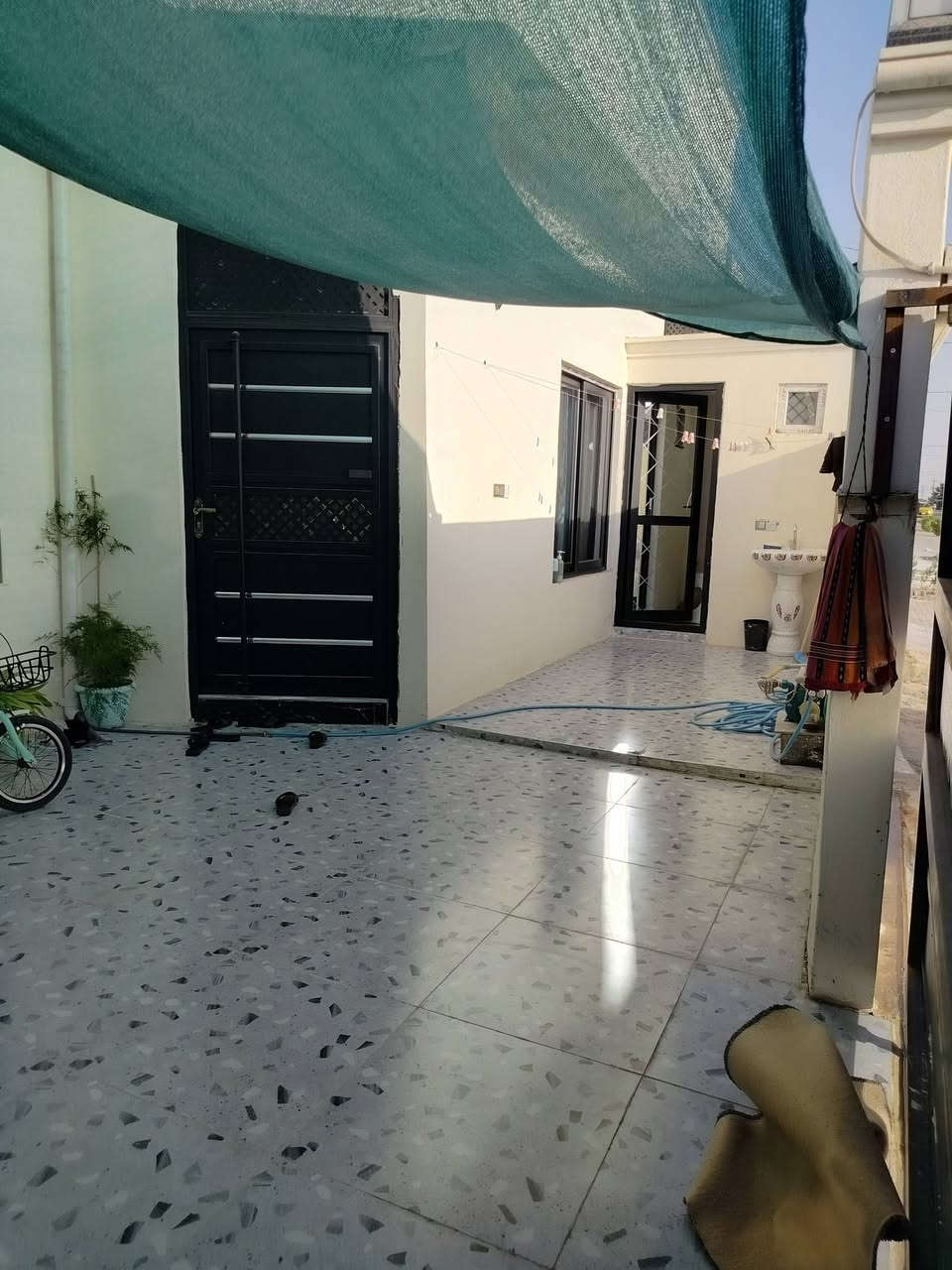 سلام عليكم بيت للايجار مساحه 150 متر يتكون غرفتين نوم وهول وحمام داخلي مطبخ حار وبارد واستقبال وبيتونه البيت صفر ونضام تكت مركزي موقع البيت نهايه دور سكك شارع تبليط مقابيل جامع الغفران للاستفسار اتصل ***********
