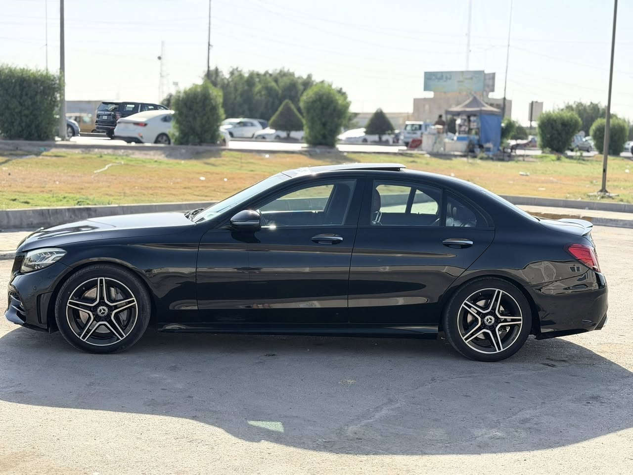 السلام عليكم مرسيدس c300 2019 amg اصل تو ويل فول مواصفات للاخير كشنات تبريد وتدفئه بانورما شاشة ديجتال ستيرنD السيارهamg بلاد مو كت مشدود ماشية72ميل بيها بنيد صبغ فقط والباب عكس السايق كلير  ايرباك درگه حادثه كلش بسيط موجود بالصور 
مكان السيارة بغداد حي القادسية
***********
غير متواجد على الفيس
