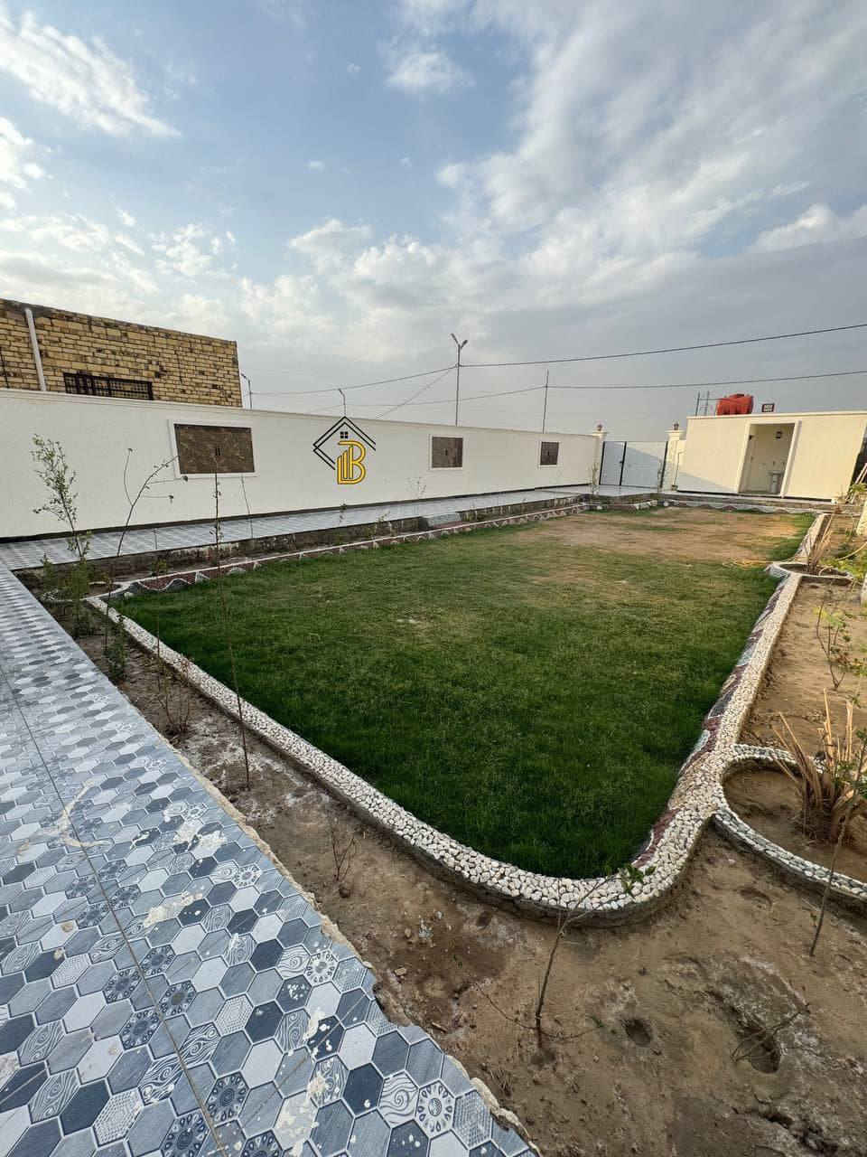 بيت البيع المساحه ٥٠٠ متر غرفتين وصاله ومطبخ وحمام وبراني وصحيات خارجيات وداخليات وكراج بي مساحه ترك حديقه طريق سيد محيل مجمع لولوه عن الشارع العام ٢٠٠ متر نزلته تبليط سند ٢٥ طابو زرعي *********** بناءا جديد مروس ابيع عادي ***********
