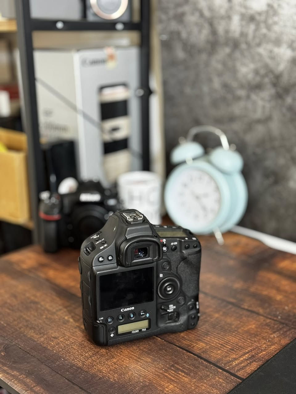 📸 Canon EOS-1D X Mark II – Body Only

كامرة احترافية مخصصة للتصوير الرياضي وتصوير الحياة البرية والفعاليات السريعة 💪
مستعملة بنظافة 95٪؜ وحالتها ممتازة جداً ✨

🔹 المحتويات:
• بدي فقط
• الشاحن الأصلي
• بطارية بلادي
• حزام
• جنطة

💰 السعر فقط: 2,500,000 دينار عراقي

🚚 متوفر توصيل لجميع المحافظات

⸻

🔥 أهم المواصفات:

• 📷 حساس Full Frame بدقة 20.2 ميگاپكسل
• 🚀 سرعة تصوير متواصل حتى 14 صورة بالثانية (وحتى 16 بصيغة Live View)
• 🎥 تصوير فيديو 4K 60fps
• ⚡ نظام فوكس احترافي بـ 61 نقطة تركيز
• 🌙 أداء خرافي بالتصوير الليلي (ISO يصل إلى 409,600)
• 🛡️ هيكل مقاوم للعوامل الجوية والغبار
• 🔋 بطارية قوية تدوم لفترة طويلة جداً

كامرة مناسبة للمحترفين واللي يريد أعلى أداء بدون تنازلات 👌

📩 للاستفسار أو الحجز مراسلة الصفحة


**إذا كنت صاحب هذا الإعلان وتريد حذفه لأي سبب، رجاءا أرسل رسالة إلى الدعم الفني**