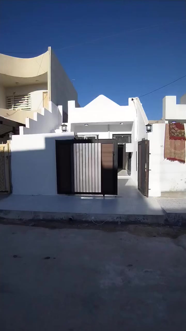 دار للبيع رقم بلدية ١٠٠ خلف تجاري سايدين حي العسكري قرايب على صيدلية طيبه استفسار ***********
