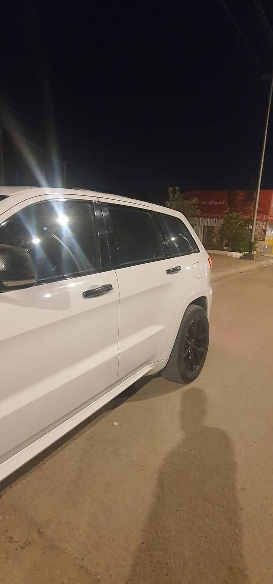 للبيع او مراوس حسب القناعه 
النوع : Grand Cherokee SRT 
سنة الصنع : 2015
حجم المحرك : ٨ سلندر ٦.٤ لتر 
المستورد : كندا 
حالة السيارة : كلين تايتل  بالعراق بيها جاملغ وشويه بلباب 
بدون ايرباك  بدون دواخل
المواصفات : 
رادار امامي 
فتحة سقف بانوراما 
مقاعد كنتارا + جلد 
سقف كنتارا 
مقاعد هيتر + تبريد + خزن 
ستيرن هيتر 
كاميرا خلفية 
حساسات امامية + خلفية 
اضائات امامية و خلفية LED 
سماعات من نوع Harmon/Kardon 
٥ وضعيات قيادة 
ويل قياس ٢٠ انج 
بريكات Brembo 

رقم دهوك مكانها بغداد
——— 
السعر :  خاص اتصل أو راسلني وبلخدمه
*********** بي واتس

