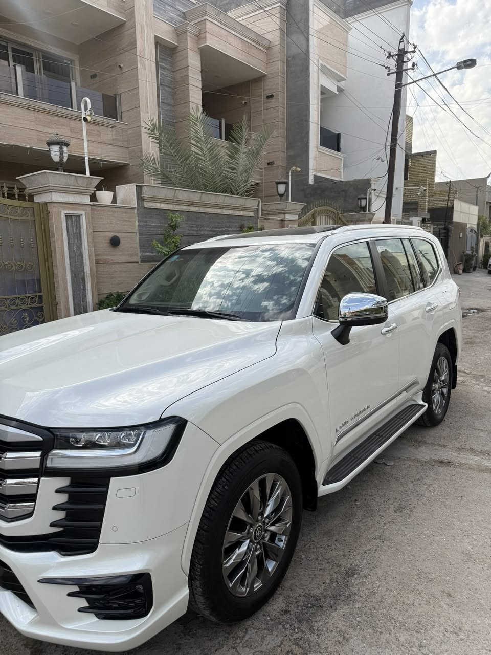 السلام عليكم من رخصة الادمن لاندكروزر vx موديل 2024 ساز اصل السياره ومغلفه ppf وعوازل حراريه جميع الجامات ودرع للجامه الاماميه ماشيه 16000 السياره جداً نضيفه مكفوله كفاله عامه المحرك 4000 تنفس طبيعي مكان السياره بغداد السعر 80000$ ثمن شدات للتواصل ***********
