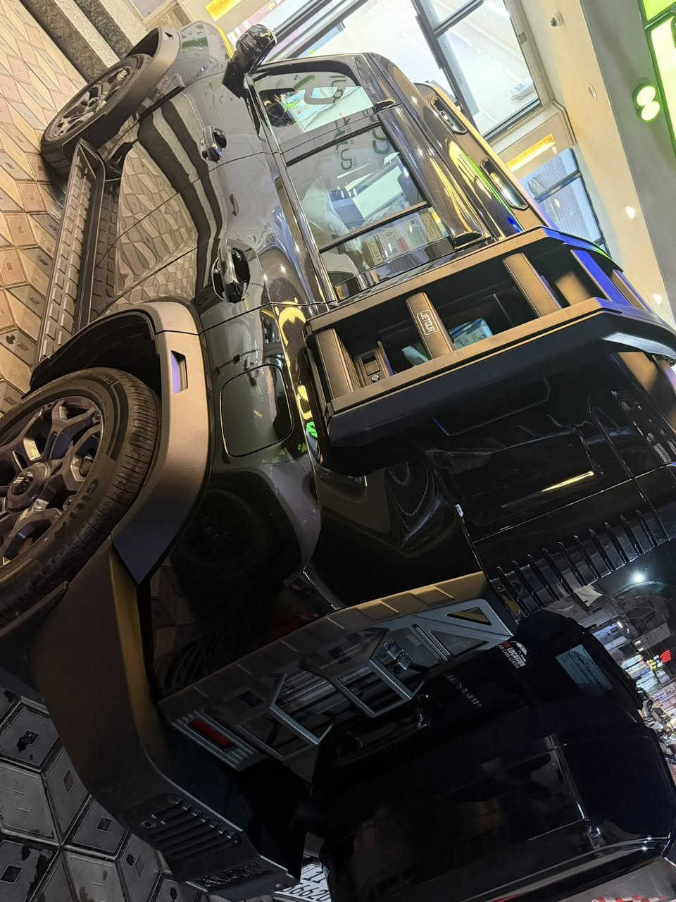 جيتور T2 2025
جيتور T2 2.0L LUXURY

الموديل: 2025 (هارلم)
العداد: 30الف
الون.اسود 
المحرك: 4 أسطوانات L 2.0 تيربو 254 حصان حقن مباشر
عزم الدوران (نيوتن-م): 390
ناقل الحركة: اوتوماتيكي دبل كلاتش من 7 سرعات
نظام الدفع: نظام دفع رباعي متطور من BorgWarner

الضمان الأساسي: 6 سنوات وعداد كيلومترات مفتوح
ضمان المحرك: 10 سنوات او 1،000،000 
بعدها داخل الضمان و الصيانة كلها داخل الشركة 

المواصفات:
داخل كشنات لون بيجي
*فتحة سقف بانوراما 1.1م
*إطارات قياس 20 إنچ
*الصندوق شفط
*الشباك الامامي المضاء  بجيتور 
*مثبت سرعة مع رادار تفاعلي
*نظام القيادة شبه الذاتية
*نظام الكبح التلقائي في حالة الطوارئ
*نظام تحذير الاصطدام الامامي والخلفي
*كاميرات محيطية 540 درجة
*حساسات أمامية وخلفية
*نقطة عمياء
*نظام تحذير مغادرة المسار
*نظام المساعدة للبقاء في المسار
*شاشة التحكم بقياس 15.6 إنچ
*شاشة القيادة بقياس 10.25 إنچ
*نظام صوتي متطور 12 سماعة من Sony
*نظام أبل كاربلاي وأندرويد أوتو لاسلكي
*نظام اوامر و تحكم صوتي
*مقصورة الركاب من الجلد الفاخر والكنتارا
*مقعد السائق والراكب كهربائي
*مقاعد السائق والراكب مبردة
*مقاعد السائق والراكب مزود بذاكرة لحفظ 3 وضعيات الجلوس
*إنارة ترحيبية مع إنارة محيطية متعددة الالوان
*عتبات الأبواب مضيئة
*مصابيح أمامية وخلفية أوتوماتيكية LED 
*التكيف التلقائي للضوء العالي
*نظام تقليل الضجيج النشط مع زجاح مزدوج
*المرايا الجانبية قابلة للطي كهربائياً ومدفئة
*دخول ذكي و تشغيل عن بعد
*خاصية إغلاق نوافذ وفتحة السقف عن بعد
*شاحن هاتف لاسلكي سريع
*نظام تنقية الهواء PM2.5 وفلتر N95
*مسند الذراع الوسطي مع ثلاجة
*انماط قيادة متعددة للطرق الوعرة
*وسائد هوائية امامية و جانبية عدد 6
*ماسحات الزجاج الأمامي مع حساس للمطر
*دوسات جانبية
*نظام الفرامل الأوتوماتيكي Autohold
*نظام التحكم بنزول المنحدرات
*نظام المساعدة لصعود المرتفعات
*نظام مراقية ضغط الاطارات
(عليه اضافات هواي وكير كرستال مغلفه بل كامل ppf)

سعر: 285

مكان السيارة بغداد / البنوك ***********
