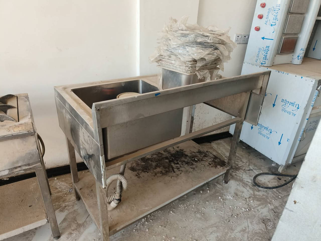 السلام عليكم اخوان عندي اغراض  مال مطعم كامله ما مستخده
0788 264 7535
