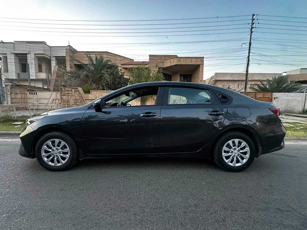 سيراتو موديل 2023
سياره لا تبديل لاصبغ بيها طخات خفيفه موضح بالصور والسونار جديد مالتها محرك 1600 دوش 
مكينه وگير كفاله السياره ماشيه 70 الف كيلو وباقي سياره بيها شخوط خفيفه 
راجع المنشور والصور على راحتك يلا تخابرني كلشي موضح كدامك 
السعر 148 بيها مجال 
العنوان بغداد ابو غريب
للاستفسار ***********
***********
الاثير بي واتساب
