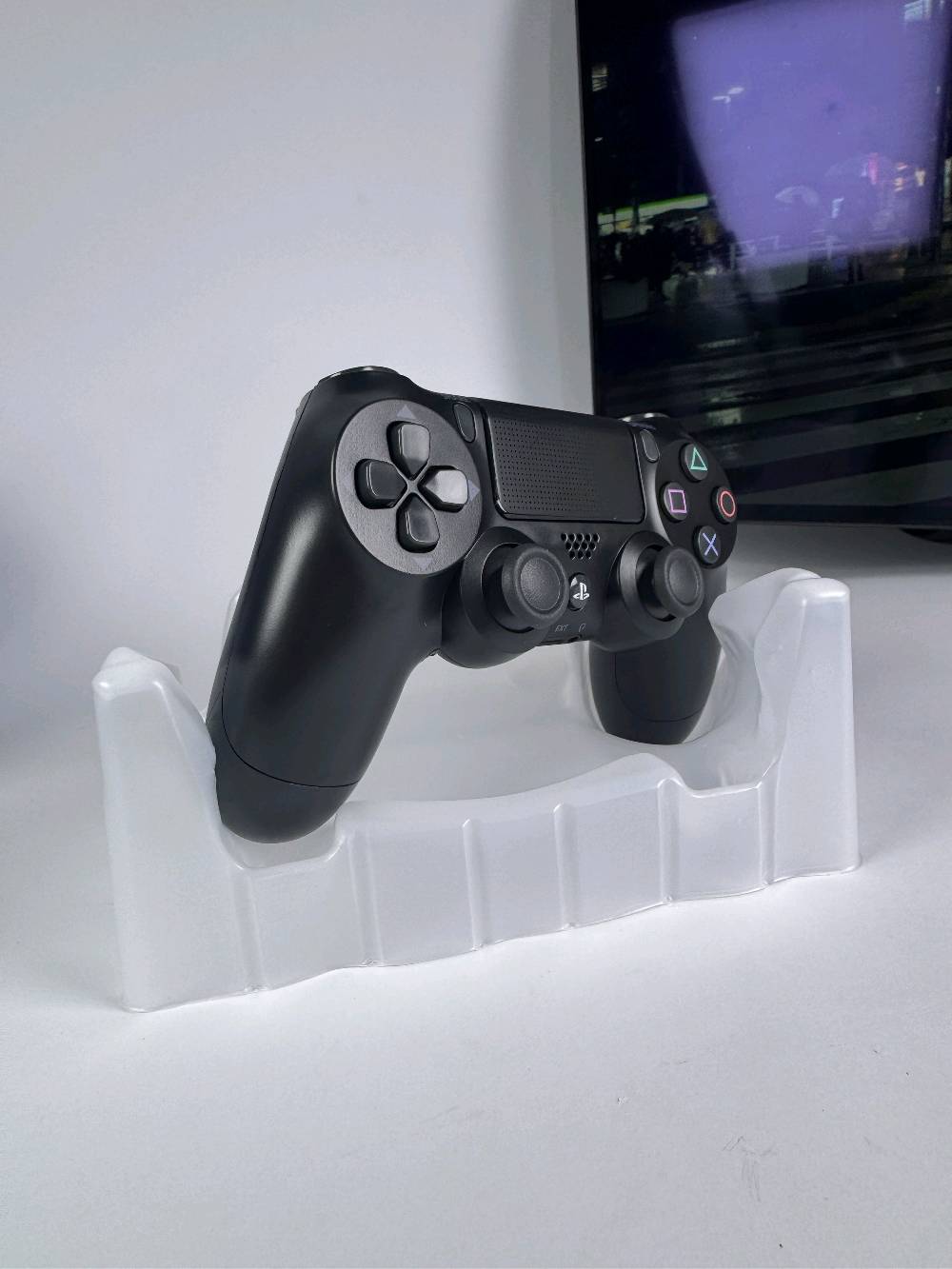 يد تحكم لاسلكية PS4 DualShock 4

مع ضمان لمدة سنة

استمتع بتجربة لعب مريحة ودقيقة مع يد تحكم DualShock 4 المتوافقة مع جهاز PlayStation 4. تتميز بتصميم مريح، أزرار استجابة سريعة، وعصاتي تحكم تناظريتين تمنحان تحكماً سلساً أثناء اللعب.

المميزات:

اتصال لاسلكي عبر البلوتوث.
لوحة لمس (Touch Pad) مدمجة.
أزرار SHARE و OPTIONS.
مكبر صوت مدمج.
بطارية قابلة لإعادة الشحن.
منفذ Micro USB للشحن.
تصميم مريح للاستخدام لفترات طويلة.
متوافقة مع أجهزة PS4 وبعض أجهزة الكمبيوتر.

محتويات العلبة:

يد تحكم لاسلكية DualShock 4.
كيبل شحن USB.
علبة المنتج.