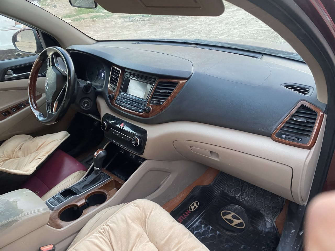 2016 توسان
امريكي حادث بنيد بس صبغ بدون داخل 

***********
ب140 وبيها مجال
