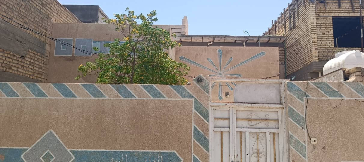 السلام عليكم 
اللهم صلى على محمد وال محمد وال محمد 
بيت 225م زراعي سند 25 مداور مباشر في منطقة البو حسين قريب السكك يتكون البيت من غرفتين وصالة وستقبال ومطبخ وصحيات داخليه وخارجيه وطارمه وحديقه ومخزن وتهويات وطابق الثاني يتكون من غرفة وصالة وصحيات وسطح السعر 63 أي استفسار مراجعة مكتب الحي للعقارات والمقاولات العامة او الاتصال ***********واتساب ملاحظة نسعى لخدمتكم ومستعدين لعروض عقاراتكم ونسوق حسب طلبكم
