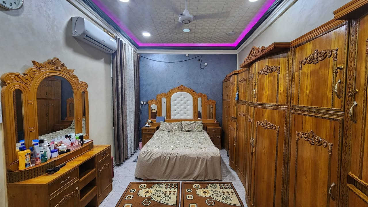 سلام عليكم من رخصة ابو الكروب مساحه 120 متر في الاسكان الصناعي في شارع الحولي البيت متكون من ثلاث غرف وممرات 2 وصاله 2 واستقبال وحمام خارجي شرقي  وداخلي غربي وطارمه صغيره  سطح اشتايكر  ***********
