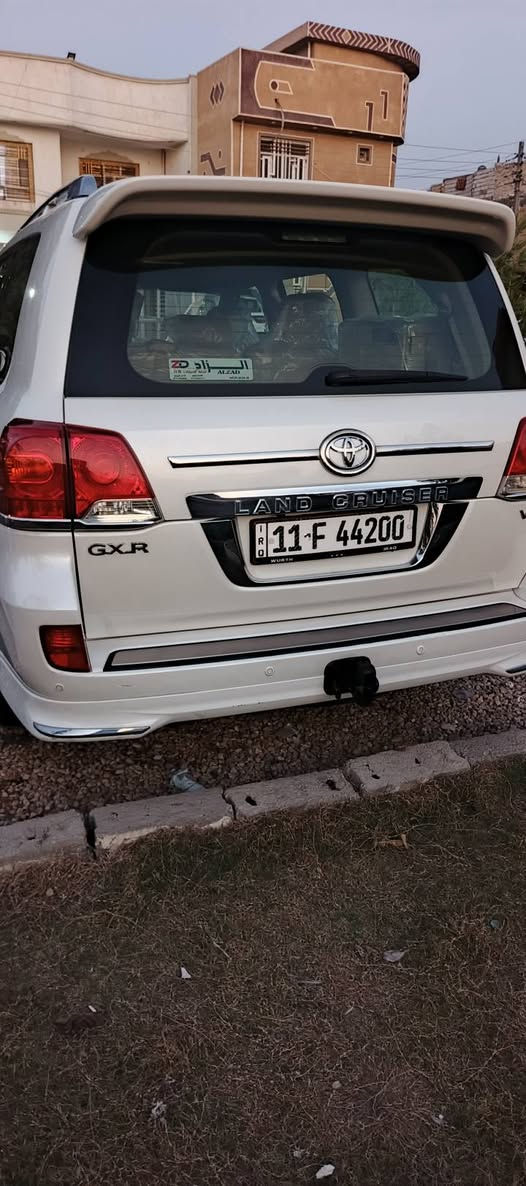 سلام عليكم
لاندكروز 2015 

للبيع خليجي فول    مكفول        نظافه 100/100 

مواصفات 

تحكمات ستيرن 

فتحه بسقف سلايد 

تشغيل بصمه 

شاشه كبيره كامره خلفي  

كشافات امامي 

مكينه 6 ممتازه جدا 

داخل نظيف جدا  بواضع لوكاله 

سياره جاهزه من كلشي 

   (خاليه من العيوب والخدوش )

مكاني كربلاء 
*********** شركة ساز
