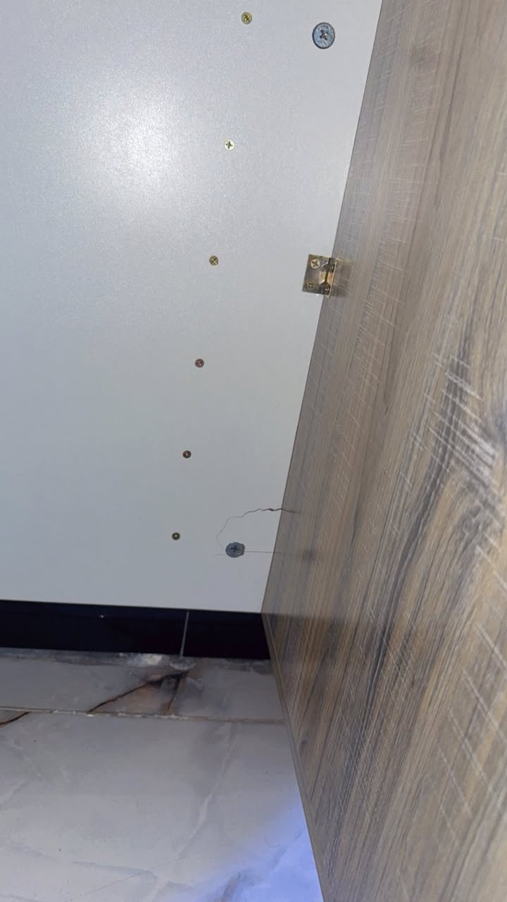 مرحبا
عندي هذا اللوكر جديد كلش اي ضرر مابي 
وهذا الميز المكتبي بي الجرار الاول بي ضرر وهاي الي بنص الخشب الابيض بيها كسر


**إذا كنت صاحب هذا الإعلان وتريد حذفه لأي سبب، رجاءا أرسل رسالة إلى الدعم الفني**