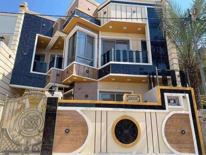 سلام عليكم بيت في حي تاميم الأولى قرب جامع احمد بن حنبل شارع ٨ متر وجه شارع ٨ متر مساحة بيت ٢٠٠ متر بيت يتكون من ٥ غرف نوم جبسن بورد منضومه كامرات منضومه غاز بيت فول منطقه كامله مجاري تبليط ملاحضه بيت يباع مع الاثاث تواصل خاص او الاتصال *********** /***********
