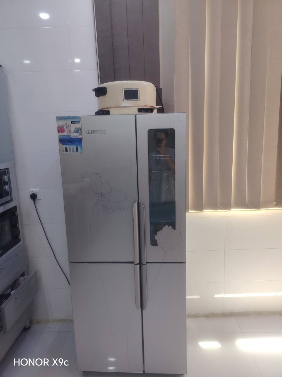 ثلاجه عالشغل السعر 300 وبيها مجال رقم ***********
