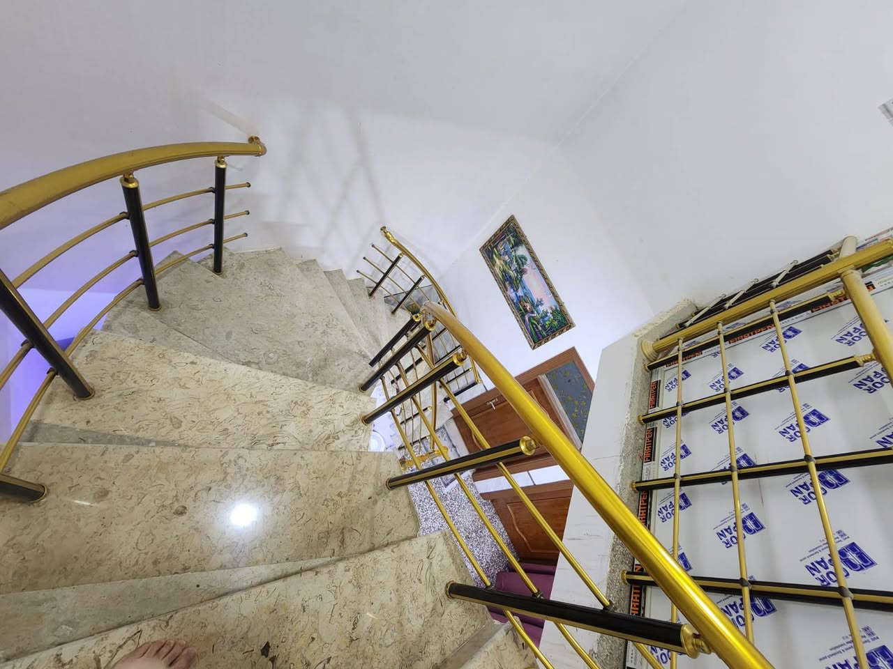 🏠دار للبيــــــع حــــديـــــث
فـٓـــي حــــــي الصحـــــة مقـــــابيـــــل كــــازينـــو مــــارينــــا.. شـــــارع 8 م تبليــــــط
_________________
المساحــــــة // 150م #زراعي_سند25
الواجهـــــــــة // 7.5م
النـــــــــــــــزال // 20م
_________________

🧱🏗️ #الطابــــــــــــــق #الأرضـــــــــــــي
غرفــــــــــة وصالـــــــــة وهـــــــــول ومطبـــــــــخ ومجمــــــــــــع صحيــــــــــات وطـــــارمــــة ومنـــــاور ...
🧱🏗️ #الطابــــــــــــــق #الثانــــــــــــــــي
غــــــرفتيـــــن وهــــــــــول ومجـمــــــــع صحيـــــــــات وسطحيـــــن ...
_________________

____________💲
السعـــــــر وبــــــاقــــي التفــــــاصيــــــل ع الاتصــــــال
____________💲

_________
#مكتـــــب
       🪐 الخــــارطــــة العقـــــاريــــة 🪐
#الكائـــــــــن
   فـــي ⇩ حـي_الطيـاره_شـارع_25_الـرئيســي_قــرب
_المــــدرس_حسيـــن_طيــــاره
0️⃣7️⃣8️⃣2️⃣5️⃣2️⃣1️⃣2️⃣5️⃣6️⃣5️⃣📲
___________________________________
_____________________________________________
