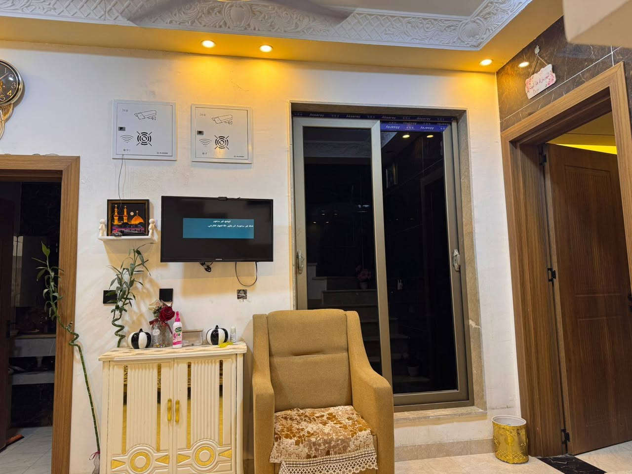السلام عليكم دار للبيع بيت بنيه بالبدايه  الشارع الثاني على الايسر المساحه ٩٠ متر طابق ونص السعر ١٢٠ وبي مجال الاتصال  ***********
