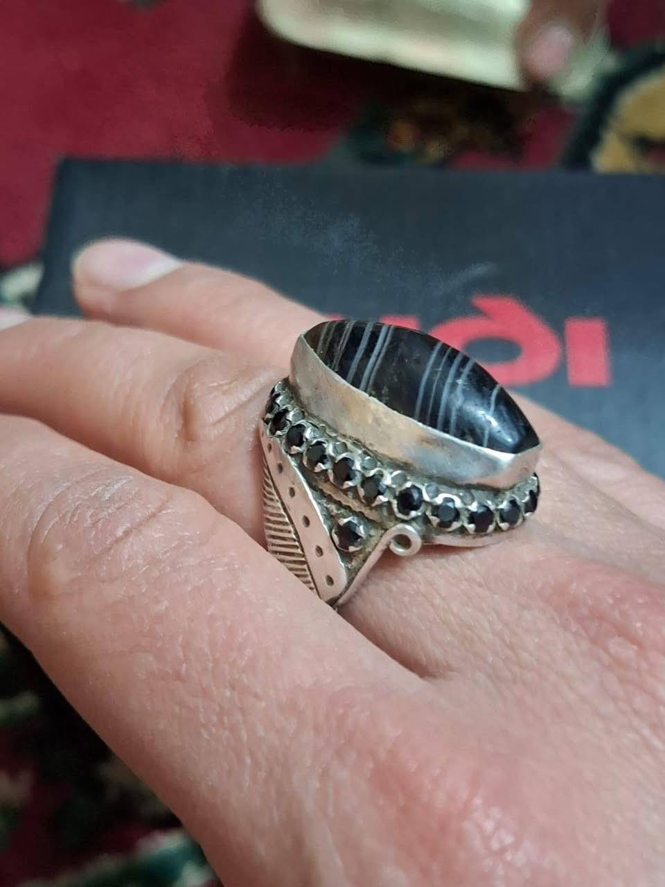 خاتم صياغه يدويه
جزع يماني حبشي قديم 
باسم زاروكه وزن ثقيل 
225  الف***********
