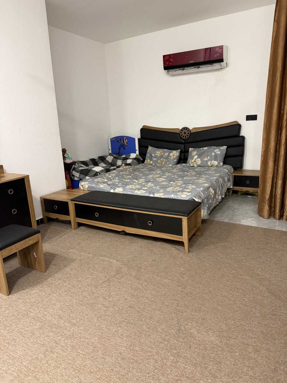 السلام عليكم 
غرفة تركي من ماكس مول استخدام مدة سنتين
نظيفة وخشب القوي مو عادي كبيرة (١٠) قطع
نظام الكنتورين واحد ابو بابين وثاني بيبان سلايت مراية نظيفة وسلايت نظيف 🌸نقص تختة جرباية
كنتور سلايت+ كنتور بابين+ جرباية +المجرات جانبية٢+ ميز تواليت مع طابورية+ شازلونة + مجرات+ مراية طويله زاوية
مكاني بغداد الاعظمية للاستفسار خاص
سعرها ٧٥٠ وبيها مجال 
***********
