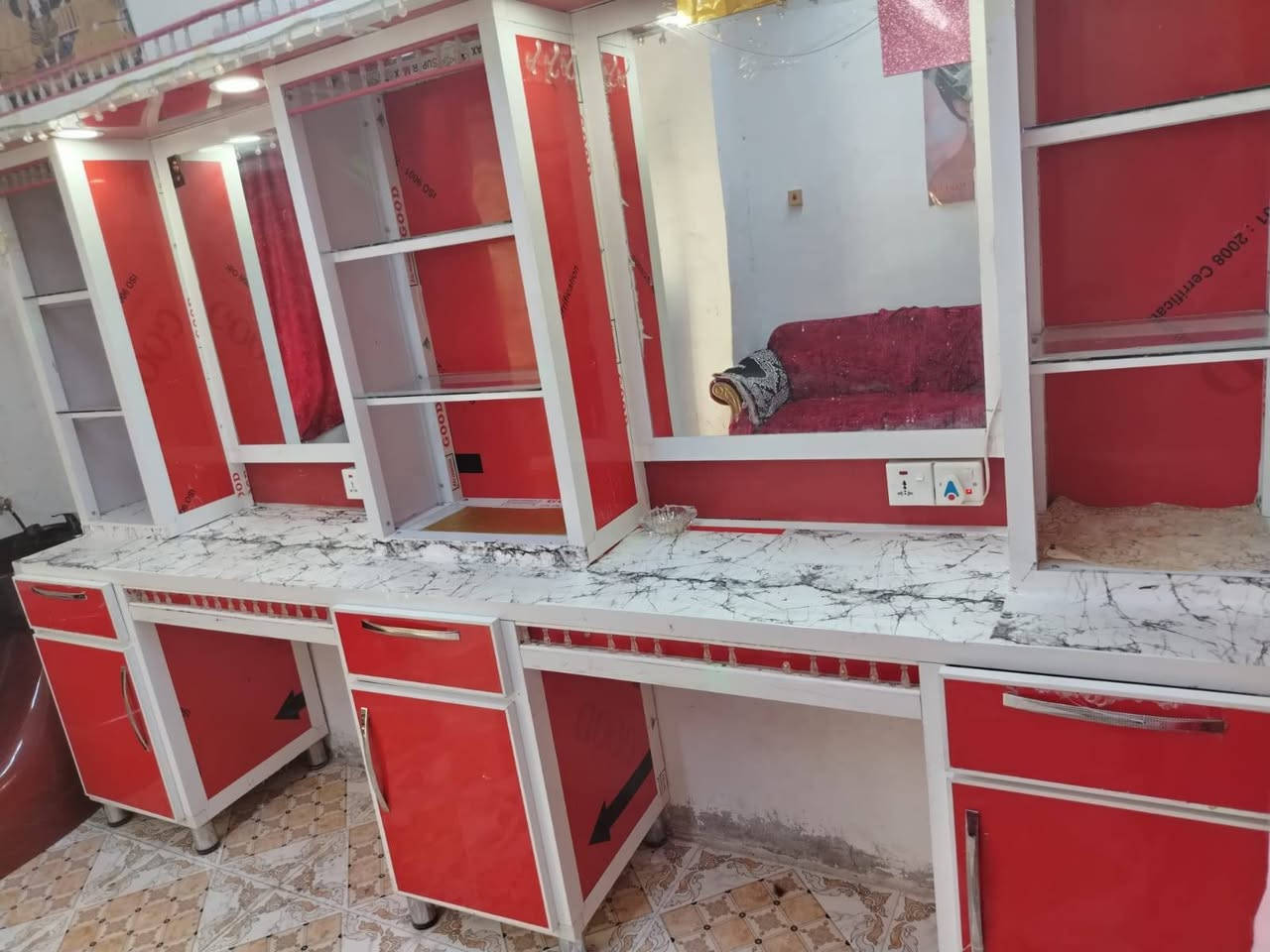 ميز حلاقه للبيع
طول 3 متر 
300 وبي مجال قليل 
للاستفسار 
***********
