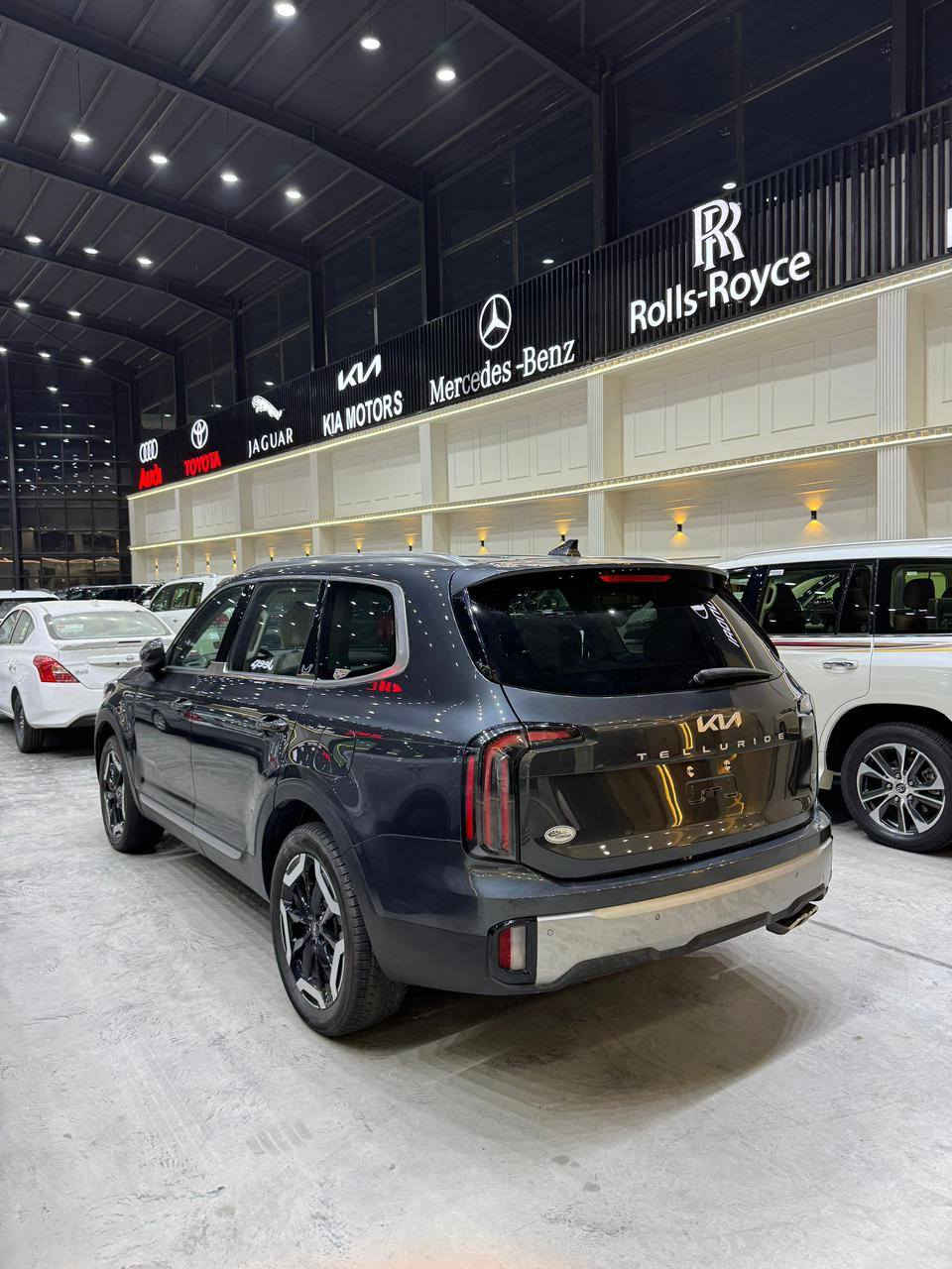 **السلام عليكم — للبيع كيا تيلورايد 2023**
• وارد أمريكي
• حادث مع 3 قطع صبغ
• بدون ايرباك
• 7 راكب VIP منفصل
• المحرك: 3800 GDI
• المكينة والجير مكفولين

**المواصفات والمميزات:**

• شاشة متصلة
• تدفئة وتبريد في الكشنات
• كشنات كهربائية أمامية + تبريد منفصل
• 3 قطع تبريد مناخ منفصلة
• بنوراما فتحة سقف
• تحكمات شاشة وتبريد
• نظام Auto Start
• رادار أمامي وجانبي
• تحكمات كاملة على الستيرن
• نظام هبوط منحدرات
• Auto Hold
• 5 أنظمة قيادة

السيارة نظيفة ومواصفاتها عالية.

للاستفسار والمشاهدة الاتصال فقط:

***********
***********
