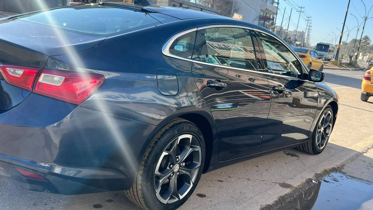 يشهد الله متوازي على بيعـ.ـها
شفروليه ماليبو LT (موديل 2023)
المواصفات العامة:
• النوع: شفروليه ماليبو (Chevrolet Malibu).
• الفئة: LT.
• المحرك: 1.5  لتر توربو ( 4 سلندر ) (اقتصادي جداً وقوي).
• ناقل الحركة: أوتوماتيك.
• اللون: [اسود].

المواصفات:
• بصمة تشغيل وتشغيل عن بُعد.
•نظام التوقف الذاتي الاقتصادي
•نظام تلقائي الايكو للاقتصاد من صرفيات الوقود
• شاشة كبيرة تدعم Apple CarPlay و Android Auto.
• كاميرا خلفية دوارة مع الستيرن ، تحكم ستيرن، مثبت سرعة.
•تدفئة تبريد للكشنات الامامية 
•تحكم كهربائي لكشن السائق
•المري الجانبية والجامات الامامية تحكم كهربائي

حالة البدن (الضرر والصبغ):
السيارة بحالة ممتازة من الناحية الجمالية، مع توضيح كامل للتفاصيل الآتية إبراءً للذمة:
• الحادث: حادث جانبي بسيط (جهة الجاملغ الخلفي خلف جهة السكن).
• الصبغ: قطعتين فقط (نصف غطاء الصندوق/الجنطة + الجاملغ الخلفي جهة السكن) لغرض التعديل والترميم.
• باقي السيارة بحالة الوكالة (ايرباجات سليمة فقط الستيرن راجع سيستم/شاصي وبدنة سليم وكالة ).
. رقم الشاصي مرافقة بالصور 
•صور السونار مرافقة للصور 

الملاحظات الميكانيكية:
• السيارة ماشية [49] الف ميل .
• الحدادية: الأمامية فقط جهة السكن بنسبة (40%).
• المحرك والكير وبقية الأنظمة الميكانيكية والكهربائية بحالة ممتازة جداً وجاهزة للاستخدام.
السعر المطلوب: [115 ] (قابل للتفاوض البسيط).
المكان: كربلاء المقدسة.
للتواصل والاستفسار:
يرجى الاتصال على الرقم: [ *********** ]
أو المراسلة عبر واتساب.
