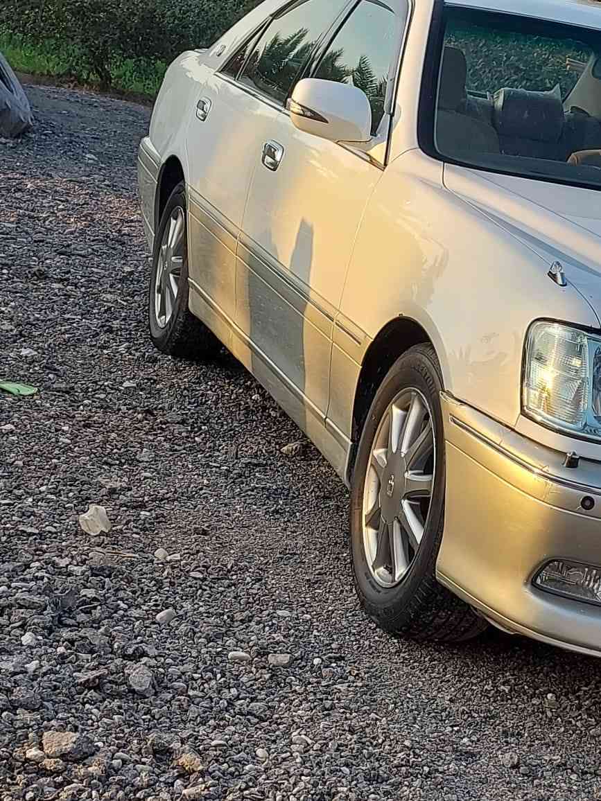 أسلام عليكم ورحمة الله وبركاته ملكه كراون موديل 2001
1-السياره مكفول من كلشي 
2-كرستال اصل 
3-اربع دكم اصل شاصي71
4-اربع كشنات كهرباء 
5-مرايه شفط وهيتر رقم مميز تحويل ثاني يوم المكان بغداد الرصافه الثانيه السعر خابر على الرقم وتدلل(***********)
