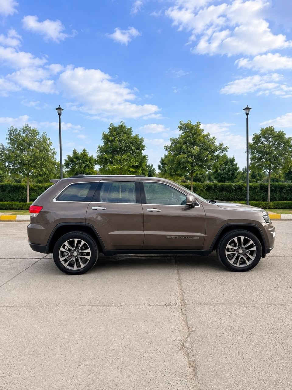 جيب گراند شيروكي 2018 (خليجي وكالة هارلم)
فول مواصفات 4x4 Limited Plus 

دفع رباعي ، بانوراما ، 3 شاشات ، كشنات تبريد تدفئة ، حساسات امامي خلفي

مكفولة كفالة عامة بدون حادث بدون صبغ
حتى الدعاميات بشرط ماشية قليل 57 فقط
سيارة جديدة كلش و متصرف دينار عليهة

كلشي بيهه بشرط كير ومحرك وكهربائيات وصدر بدون نقص

رقم وسنوية وهزة جديدة بأسمي 
مكان السيارة اربيل 

للاستفسار 

***********
