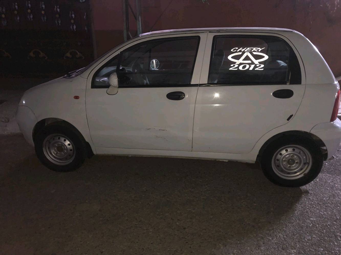 سيارة شيري 2012 بيضاء للبيع، بحالة جيدة مع علامات استعمال ظاهرة. فيها مساحات داخلية واسعة ومريحة وتعمل بشكل جيد. مثالية للاستخدام اليومي داخل المدينة أو لاستعمال العائلة. السعر قابل للتفاوض بحسب حالتها واحتياجات المشتري.