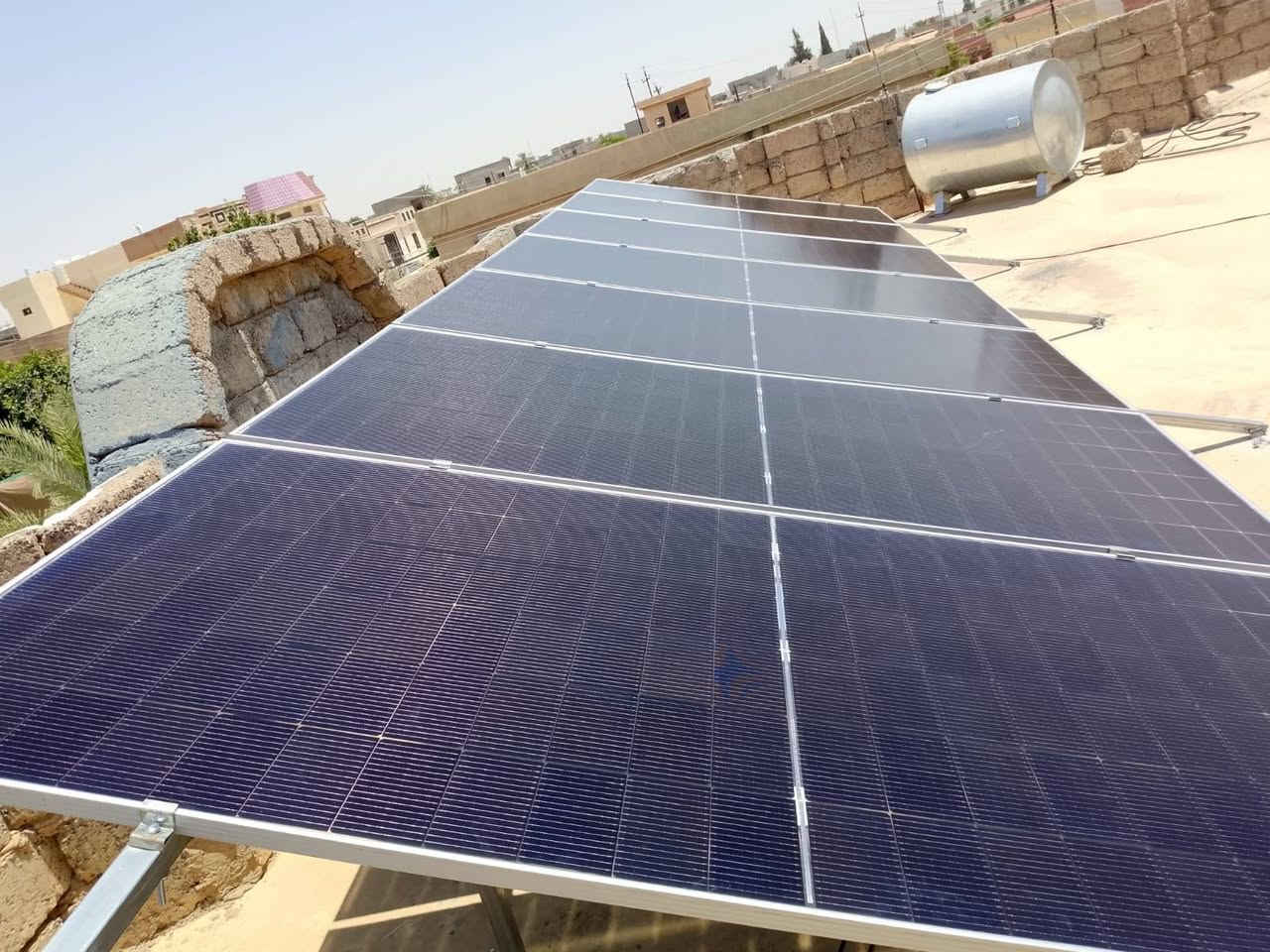✨ إنجاز جديد من شركة النور الهندسية للطاقة الشمسية ✨
ضمن سعينا المستمر لنشر حلول الطاقة النظيفة وتوفير أنظمة طاقة موثوقة وعالية الكفاءة، أنجزت كوادر شركة النور الهندسية للطاقة الشمسية اليوم وبحمد الله نصب ثلاث منظومات طاقة شمسية متكاملة، بواقع منظومتين بسعة 15 أمبير ليلي و15 أمبير نهاري، ومنظومة ثالثة بسعة 15 أمبير ليلي و16 أمبير نهاري، وفق أعلى المعايير الفنية والهندسية المعتمدة.
تم تنفيذ الأعمال من قبل فريقنا المتخصص باستخدام مواد أصلية ومعدات ذات جودة عالية، لضمان أفضل أداء واستقرار للمنظومات على المدى الطويل، مع توفير حماية متكاملة وكفاءة تشغيلية تلبي احتياجات المستفيدين بأفضل صورة.
🔹 تنفيذ هندسي احترافي بإشراف كوادر متخصصة
🔹 استخدام مواد ومعدات عالية الجودة
🔹 أنظمة حماية متكاملة لضمان التشغيل الآمن
🔹 كفاءة عالية واستقرار مستمر في الأداء
🔹 حلول اقتصادية ومستدامة للطاقة البديلة
نفخر بثقة زبائننا الكرام، ونواصل العمل بخطى ثابتة لتقديم أفضل خدمات الطاقة الشمسية في مختلف مناطق محافظة صلاح الدين وخارجها، بما يحقق الاستفادة القصوى من الطاقة النظيفة ويواكب التطور التقني في هذا المجال.
🎯 في شركة النور الهندسية للطاقة الشمسية لا نركّب فقط… بل نُتقن العمل
☀️ شمسك المضمونة… وكهرباءك اللي ما تخذلك
📞 ***********
📞 ***********
📍 صلاح الدين - الشرقاط - سايدين - قرية الحورية - مجاور محطة الأرجوان
#شركة_النور_الهندسية #الطاقة_الشمسية #الطاقة_المتجددة #SolarEnergy #الشرقاط #صلاح_الدين #هندسة
