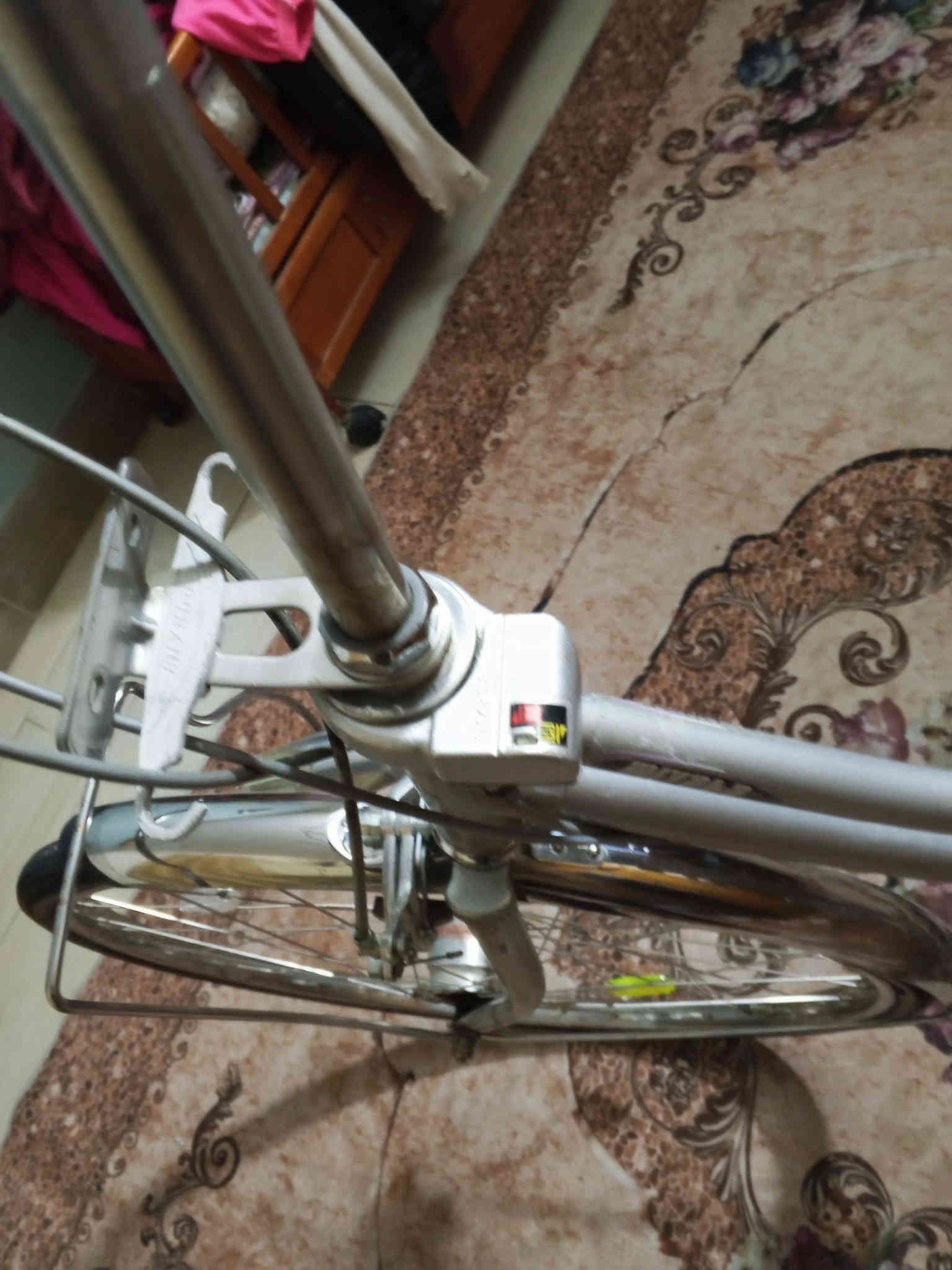 سلام وعليكم بايسكل بناتي للبيع كير وحساس مال حاويه كير داخلي 3 نمر وياله سل ستيل بي قفل خلفي وقفل امامي استيرن بايسكل حجم 26 كلشي شغال بي ربع متصرف عليه لون رصاصي السعر 135 وبي مجال للطيبين مكاني بغداد شهداء البياع الاتصال على الرقم *********** متواجد واتساب ومازنجر
