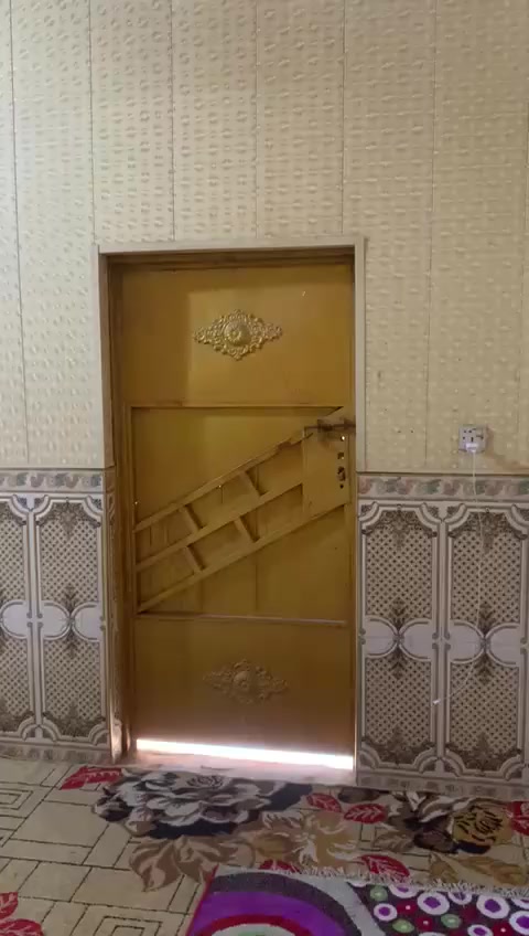 السلام عليكم دار للبيع مساحة 200 م حي الشرطه الصوب الصغير موقع جيد  يتكون من 2 غرفه وصاله واستقبال مطبخ ومجمعات صحية خارجيه وداخليه البناء عكاده وبلوك هاي كل ملاحظات الدار والسعر 115 وبي مجال بسيط للاستفسار ***********
