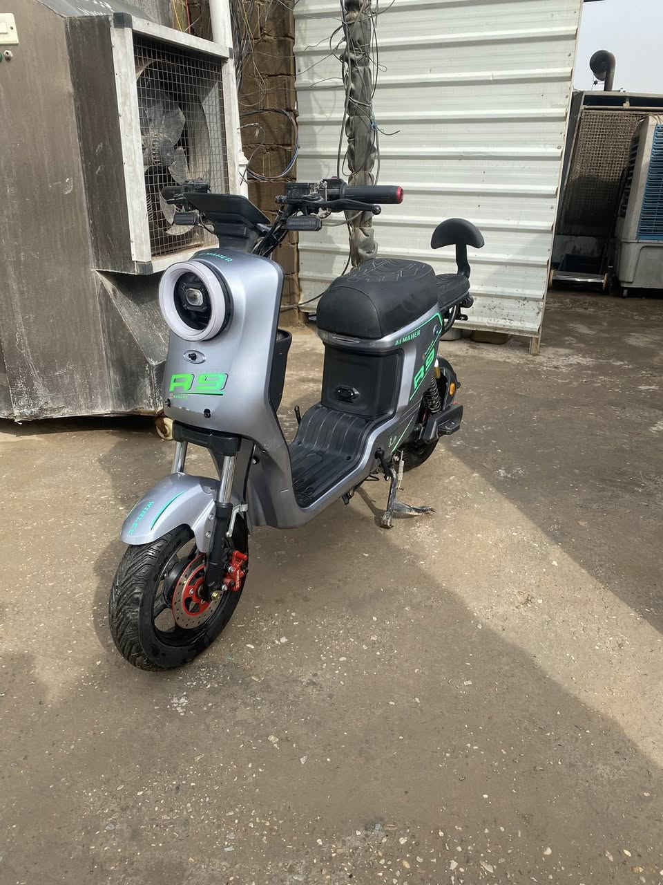 سلام عليكم ورحمة الله وبركاته 
دراجة شحن R9 للبيع 
المشكلة بريك الأمامي مشلوع و شخط بالكفر اليمين
السرعة 60–70 حقيقي
العنوان ابو غريب خرنابات شارع السجة 
السعر 400 فقط 🔒
الرقم ‭٠٧٧١ ١٦٣ ٤٧٣٦‬
