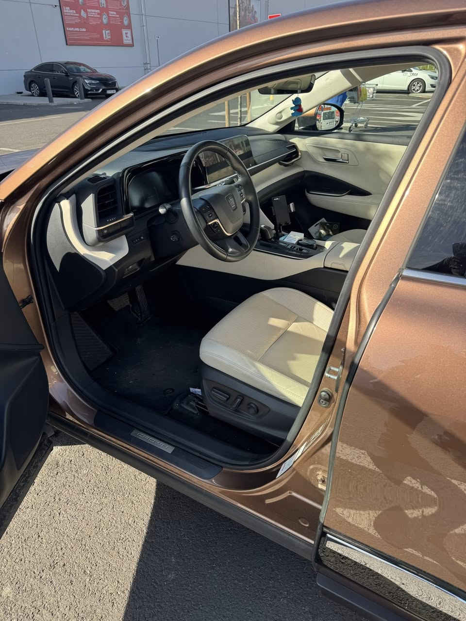 موديل 2023 خليجي
ماشيه 66
كفاله من الصبغ على وضع الشركه 
سعر 34500 بيه مجال بصيط
***********
