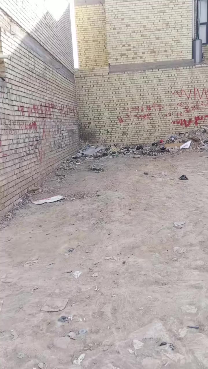 سلام عليكم قطعه ارض للبيع منطقه ضباط ثانيه زراعي مال بلديات مساحه 50متر بل بدايه  سعره 30بي مجال تصلو اي استفسار عن الرقم ***********
