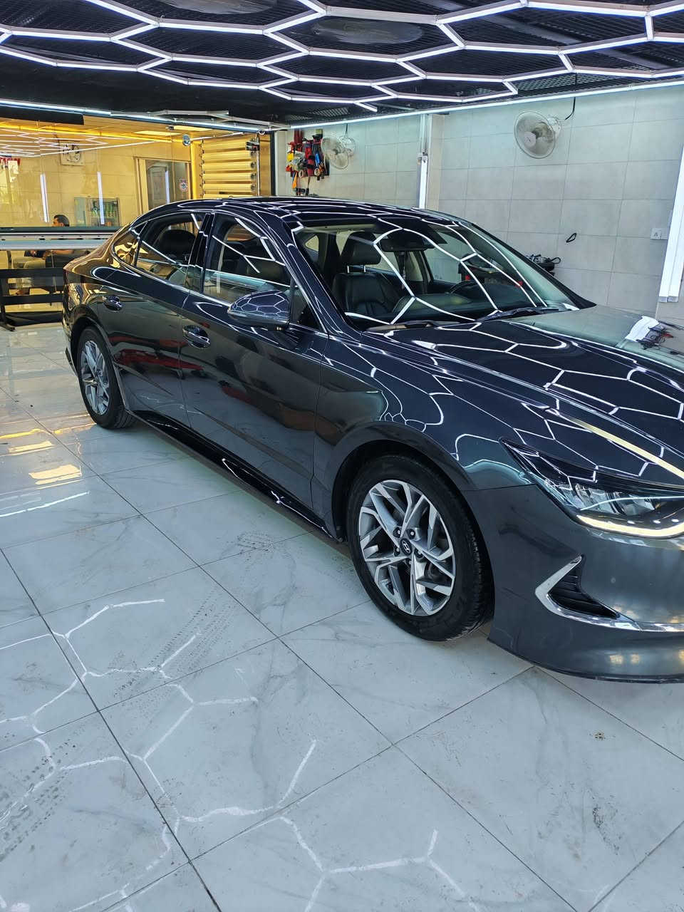 يا الله السلام عليكم... للبيع فقط
سوناتا موديل 2020 وارد خليجي ماشية 72 الف كيلو متر  رقم بغداد بأسمي مطلوبة للمصرف قطع مباشر يعني من الماستر مالتي  لون رصاصي محرك الفين سمارت وأكيد كلكم تعرفون السمارت بيها بارد ربع باب الصدر فقط واني معلي گاز گيت يعني طابك ثنين انسه الأدفانز السيارة متصرف عليها ألف جاهزة من كلشي تخم تاير باتري جديد تدفئة وتبريد ع الشرط 
المواصفات 
1- سقف بانوراما 
2- شاشة كبيرة كار بلاي 
3- بصمة تشغيل + بصمة أبواب لمس مع الترحيب 
4- تشغيل عن بعد 
5- تحديد مسار 
6- اوتو هولد 
7- شحن واير ليس 
8- هاند بريك بصمة 
9- شفتات ستيرن
10- كشنات الأمام تدفئة
11- قيادة آلية 
12- كشناد جلد 
13- خمسة أنضمة قيادة 
14- رادار
15- منبه جرس عند حدوث أي مشكلة في المحرك أو الگير أو الحماوة
16- فتح الصندوق عند الأقتراب 
اخوان الله شاهد السيارة بيها كلش هواي مواصفات بعد اتعب 😁 السعر المطلوب 185 ورقة يعني شدة و 85 وبيها مجال للطيبين ما عندك تگبله وتروح واني خادم تشلعون عيوني 
ملاحظة... أتعهد بوكالة عامة بالسيارة ومن تصير حره أتعهد بالمداور 
مكاني محافظة الديوانية 
وهذه أرقامي اتصل وتدلل 
***********
***********
